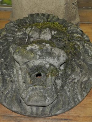 Zandstenen masker fontein TM010, The Barn Antiek
