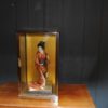 Geisha popje in glazen kastje DE083, The Barn Antiek