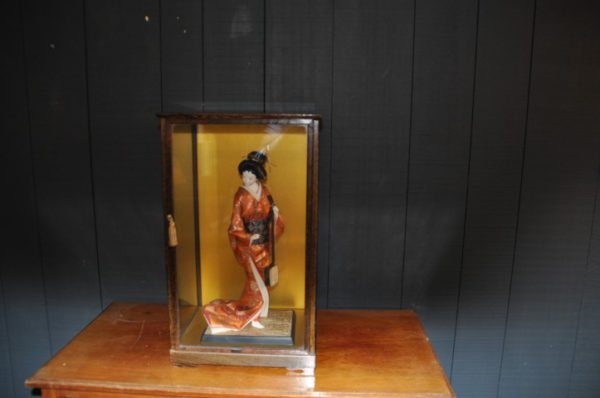 Geisha popje in glazen kastje DE083, The Barn Antiek